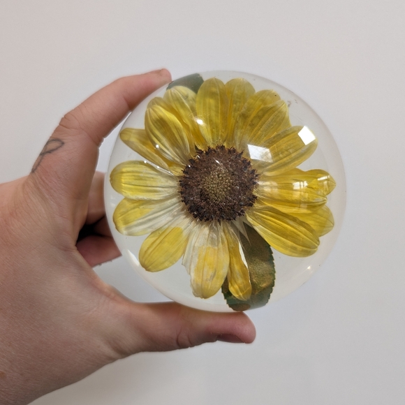 Vintage flower Paperweight - Picture 5 of 5